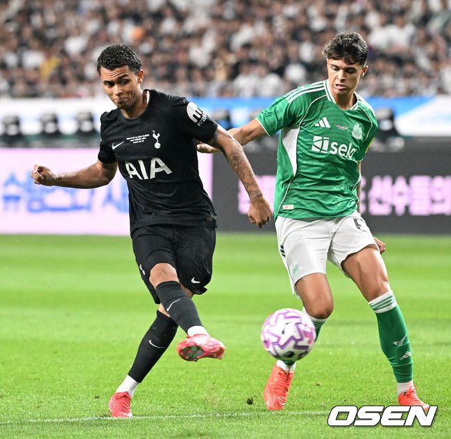 [OSEN=서울월드컵경기장, 이대선 기자] 3일 오후 서울월드컵경기장에서 쿠팡플레이 시리즈 20252경기, 토트넘 홋스퍼 FC와 뉴캐슬 유나이티드 FC의 프리시즌 친선경기가 열렸다.토트넘 손흥민의 고별전이자 양민혁과 뉴캐슬 박승수의 맞대결로 주목받는 이번 경기는 단순한 프리시즌 친선경기가 아닌, 전설의 마지막, 신예의 등장 교차점이라는 특별한 의미가 더해진다.전반 토트넘 홋스퍼 브레넌 존슨이 선제골을 성공시키고 있다. 2025.08.03 /sunday@osen.co.kr