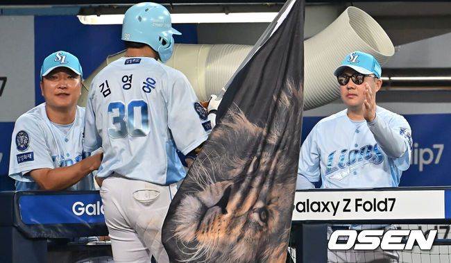[OSEN=대구, 이석우 기자] 2일 대구삼성라이온즈파크에서 2025 신한 SOL 뱅크 KBO 리그 삼성 라이온즈와 LG 트윈스의 경기가 열렸다. 홈팀 삼성은 원태인이, 방문팀 LG는 에르난데스가 선발 출전했다. 삼성 라이온즈 김영웅이 7회말 우월 동점 솔로 홈런을 치고 박진만 감독과 하이파이브를 하고 있다. 2025.08.02 / foto0307@osen.co.kr