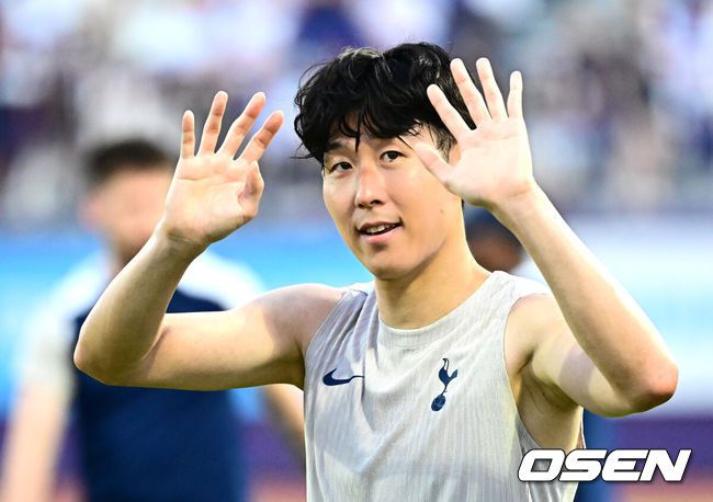 [OSEN=안양, 지형준 기자] 2일 오후 안양종합운동장에서‘2025쿠팡플레이 시리즈’ 토트넘 훗스퍼 오픈 트레이닝이 열렸다.이날 오전에 열린 기자회견에서 손흥민은 토트넘과 이별을 발표했다. 토트넘은 3일 오후 8시 서울월드컵경기장에서 쿠팡플레이 시리즈 2차전 뉴캐슬 유나이티드와 친선 경기를 가진다. 손흥민의 토트넘 소속 마지막 경기일 수도 있다.손흥민이 훈련을 마치고 팬들에게 인사를 하고 있다. 2025.08.02 / jpnews@osen.co.kr