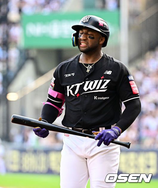 [OSEN=잠실, 지형준 기자] 5일 오후 서울 잠실구장에서 ‘2025 신한 SOL Bank KBO리그’ 두산 베어스와 KT 위즈의 경기가 열렸다.두산은 최원준, KT는 쿠에바스를 선발로 내세웠다.1회초 1사 1,2루에서 KT 로하스가 삼진에 아쉬워하고 있다. 2025.07.05 /jpnews@osen.co.kr