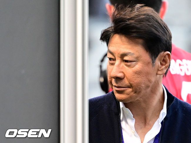 [OSEN=도하(카타르), 지형준 기자] 사상 첫 아시안컵 16강' 기적을 썼던 인도네시아신태용 감독의 매직이 끝났다.신태용 감독이 이끄는 인도네시아는 28일 오후 8시 30분(이하 한국시간) 자심 빈 하마드 스타디움에서 호주와 2023 아시아축구연맹(AFC) 카타르 아시안컵 16강전을 치러 0-4로 패했다.인도네시아 신태용 감독이 경기장을 나서고 있다. 2024.01.28 / jpnews.osen.co.kr
