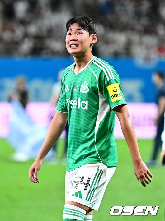 [OSEN=지형준 기자] 손흥민(33, 토트넘)의 토트넘 홋스퍼 커리어가 막을 내렸다. 선발로 출전해 약 65분을 소화한 그는 뜨거운 반응을 이끌어내며 교체아웃됐다. 토트넘은 뉴캐슬 유나이티드를 상대로 무승부를 만들어냈다.토트넘 홋스퍼는3일 오후 8시 서울월드컵경기장에서 열린 쿠팡플레이 시리즈 20252경기 뉴캐슬 유나이티드와 프리시즌 친선경기를 치러 1-1 무승부를 거뒀다.뉴캐슬 박승수가 팬들에게 인사를 나누고 있다. 2025.08.03 / jpnews@osen.co.kr