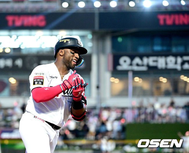 [OSEN=수원, 최규한 기자] 3일 수원 KT위즈파크에서 ‘2025 신한 SOL Bank KBO리그’ KT 위즈와 키움 히어로즈의 경기가 열렸다.홈팀 KT는 고영표, 방문팀 키움은 정현우를 선발로 내세웠다.5회말 1사 1루 상황 KT 로하스가 달아나는 좌월 투런포를 날리고 그라운드를 돌며 기뻐하고 있다. 외국인선수 통산 최다 홈런 신기록 달성(175번째 홈런). 2025.07.03 / dreamer@osen.co.kr