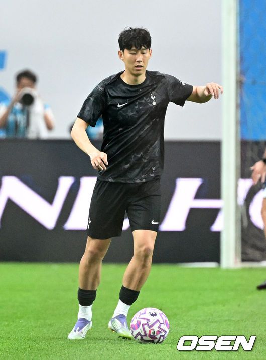 [OSEN=서울월드컵경기장, 이대선 기자] 3일 오후 서울월드컵경기장에서 쿠팡플레이 시리즈 20252경기, 토트넘 홋스퍼 FC와 뉴캐슬 유나이티드 FC의 프리시즌 친선경기가 열렸다.토트넘 손흥민의 고별전이자 양민혁과 뉴캐슬 박승수의 맞대결로 주목받는 이번 경기는 단순한 프리시즌 친선경기가 아닌, 전설의 마지막, 신예의 등장 교차점이라는 특별한 의미가 더해진다.경기에 앞서 토트넘 홋스퍼 손흥민이 훈련을 하고 있다. 2025.08.03 /sunday@osen.co.kr