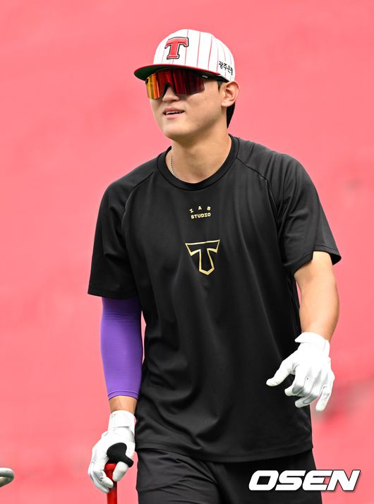 [OSEN=광주, 이대선 기자] 2일 오후 광주-기아 챔피언스필드에서 2025 신한 SOL Bank KBO리그 KIA 타이거즈와 한화 이글스의 경기가 열렸다.KIA는 네일, 한화는 문동주를 선발 투수로 내세웠다.KIA 김도영이 타격 훈련을 하고 있다. 2025.08.02 /sunday@osen.co.kr