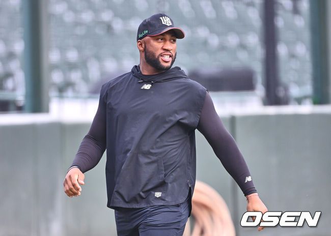 [OSEN=부산, 이석우 기자] 28일 부산 사직야구장에서 2025 신한 SOL 뱅크 KBO 리그 롯데 자이언츠와 KT 위즈의 경기가 열린다. 홈팀 롯데는 반즈가 선발로 출전하고, 방문팀 KT는 헤이수스가 선발로 출전한다.KT 위즈 로하스가 훈련을 하고 있다. 2025.03.28 / foto0307@osen.co.kr