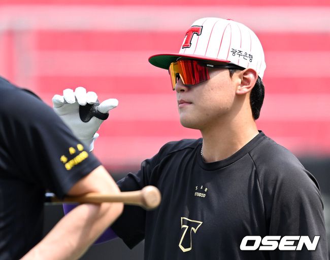 [OSEN=광주, 이대선 기자] 2일 오후 광주-기아 챔피언스필드에서 2025 신한 SOL Bank KBO리그 KIA 타이거즈와 한화 이글스의 경기가 열렸다.KIA는 네일, 한화는 문동주를 선발 투수로 내세웠다.KIA 김도영이 타격 훈련을 하고 있다. 2025.08.02 /sunday@osen.co.kr