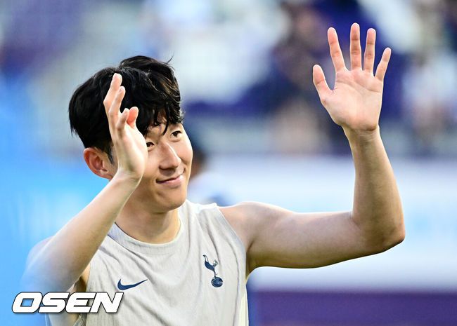 [OSEN=안양, 지형준 기자] 2일 오후 안양종합운동장에서‘2025쿠팡플레이 시리즈’ 토트넘 훗스퍼 오픈 트레이닝이 열렸다.이날 오전에 열린 기자회견에서 손흥민은 토트넘과 이별을 발표했다. 토트넘은 3일 오후 8시 서울월드컵경기장에서 쿠팡플레이 시리즈 2차전 뉴캐슬 유나이티드와 친선 경기를 가진다. 손흥민의 토트넘 소속 마지막 경기일 수도 있다.손흥민이 훈련을 마치고 팬들에게 인사를 하고 있다. 2025.08.02 / jpnews@osen.co.kr