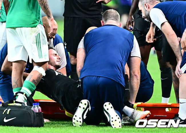 [OSEN=지형준 기자] 손흥민(33, 토트넘)의 토트넘 홋스퍼 커리어가 막을 내렸다. 선발로 출전해 약 65분을 소화한 그는 뜨거운 반응을 이끌어내며 교체아웃됐다. 토트넘은 뉴캐슬 유나이티드를 상대로 무승부를 만들어냈다.토트넘 홋스퍼는3일 오후 8시 서울월드컵경기장에서 열린 쿠팡플레이 시리즈 20252경기 뉴캐슬 유나이티드와 프리시즌 친선경기를 치러 1-1 무승부를 거뒀다.후반 토트넘 제임스 매디슨이 부상으로 교체되고 있다. 2025.08.03 / jpnews@osen.co.kr