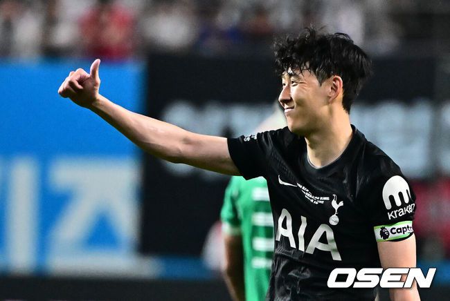 [OSEN=지형준 기자] 손흥민(33, 토트넘)의 토트넘 홋스퍼 커리어가 막을 내렸다. 선발로 출전해 약 65분을 소화한 그는 뜨거운 반응을 이끌어내며 교체아웃됐다. 토트넘은 뉴캐슬 유나이티드를 상대로 무승부를 만들어냈다.토트넘 홋스퍼는3일 오후 8시 서울월드컵경기장에서 열린 쿠팡플레이 시리즈 20252경기 뉴캐슬 유나이티드와 프리시즌 친선경기를 치러 1-1 무승부를 거뒀다.후반 토트넘 손흥민이 엄지를 치켜들고 있다. 2025.08.03 / jpnews@osen.co.kr