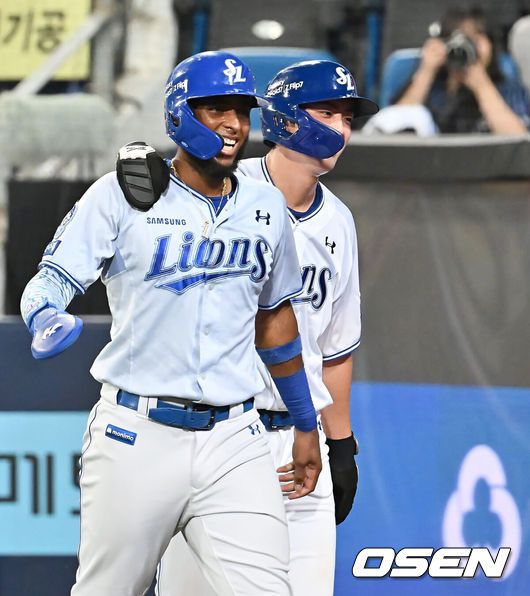 [OSEN=대구, 이석우 기자] 23일 대구삼성라이온즈파크에서 2025 신한 SOL 뱅크 KBO 리그 삼성 라이온즈와 SSG 랜더스의 경기가 열렸다. 홈팀 삼성은 가라비토가, 방문팀 SSG는 김건우가 선발 출전했다. 삼성 라이온즈 구자욱과 디아즈가 6회말 1사 1,2루 강민호의 좌중간 2타점 2루타때 득점을 올리고 기뻐하고 있다. 2025.07.23 / foto0307@osen.co.kr