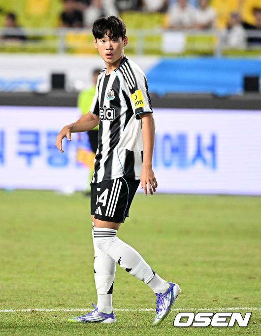 [OSEN=수원, 지형준 기자] 팀 K리그가 '프리미어리그 명문' 뉴캐슬 유나이티드를 꺾으며 한국 축구의 자존심을 보여줬다. 박승수(18)도 열흘 만에 돌아온 수원월드컵경기장에서 짧게나마 뉴캐슬 비공식 데뷔전을 소화했다.팀 K리그는 30일 오후 8시 수원월드컵경기장에서 열린'2025 쿠팡플레이 시리즈' 1경기에서 뉴캐슬 유나이티드를 상대로 1-0 승리를 거뒀다.이로써 필승을 다짐했던 팀 K리그는 뉴캐슬을 상대로 저력을 증명하며 바라던 바를 이뤘다. 반면 뉴캐슬은 친선경기이긴 하지만, 3연패에 빠지며 아쉬움을 남겼다.후반 뉴캐슬 박승수가 경기를 펼치고 있다. 2025.07.30 / jpnews@osen.co.kr