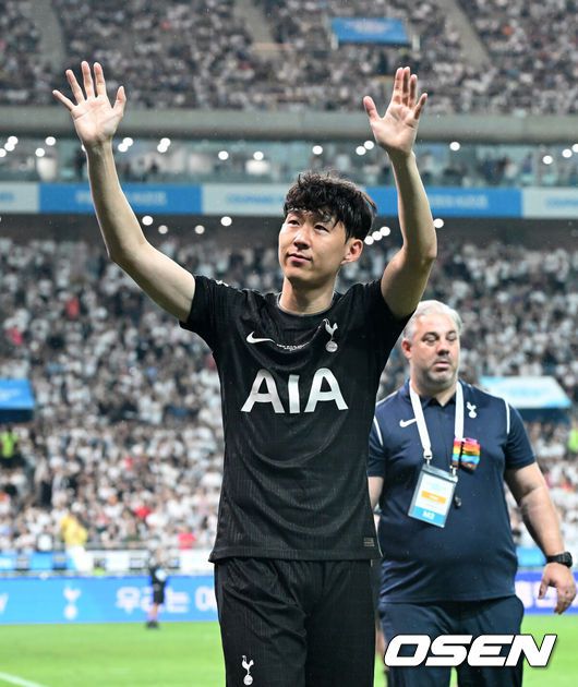 [OSEN=서울월드컵경기장, 이대선 기자] 3일 오후 서울월드컵경기장에서 쿠팡플레이 시리즈 20252경기, 토트넘 홋스퍼 FC와 뉴캐슬 유나이티드 FC의 프리시즌 친선경기가 열렸다.토트넘 손흥민의 고별전이자 양민혁과 뉴캐슬 박승수의 맞대결로 주목받는 이번 경기는 단순한 프리시즌 친선경기가 아닌, 전설의 마지막, 신예의 등장 교차점이라는 특별한 의미가 더해진다.경기 종료 후 토트넘 홋스퍼 손흥민이 관중석을 향해 인사를 하고 있다. 2025.08.03 /sunday@osen.co.kr