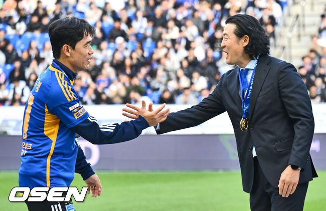 [OSEN=울산, 이석우 기자] 23일 울산 문수축구경기장에서 하나은행 K리그1 2024 울산 HD의 우승 세리머니가 열렸다.  울산 HD는 1996년, 2005년에 이어 창단 후 사상 최초로 3연패를 달성하며 통산 다섯 번째 별을 가슴에 달았다. 성남FC(1993년~1995년, 2001년~2003년)와 2017년부터 2021년까지 무려 5년 연속 K리그1을 제패한 전북 현대에 이어 세 번째로 3연패를 달성했다. 울산 HD 김판곤 감독이 시상식에서 박주영과 기쁨을 나누고 있다. 2024.11.23 / foto0307@osen.co.kr