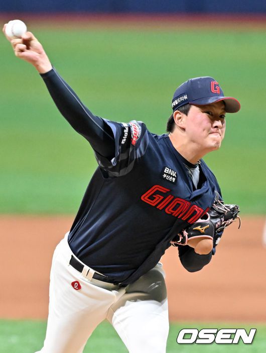 [OSEN=고척, 민경훈 기자] 23일 오후 서울 고척스카이돔에서 ‘2025 신한 SOL Bank KBO리그’ 키움 히어로즈와 롯데 자이언츠의 경기가 열렸다.이 경기에서 롯데는 키움에 4-1로 승리했다.롯데 선발투수 박세웅은 7이닝 동안 95구를 던지며 6피안타 1사구 6탈삼진 1실점으로 호투, 시즌 10승째를 따냈다. 내복사근 부상에서 회복, 이날 1군 엔트리에 복귀한 고승민은 3타수 2안타 1타점으로 활약했다. 레이예스는 4타수 3안타 3타점을 기록했다.9회말 마운드에 오른 롯데 김원중이 힘차게 공을 뿌리고 있다. 2025.07.23 / rumi@osen.co.kr