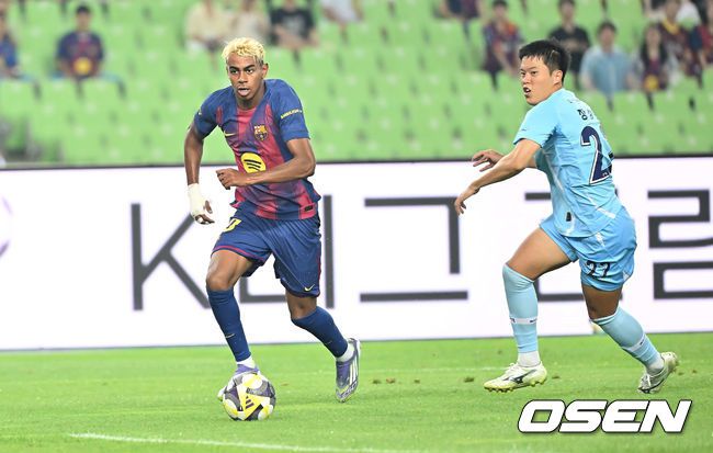 [OSEN=대구, 이석우 기자] 4일 대구스타디움에서 대구FC와 FC 바르셀로나의  2025 아시아 투어 에디션 한국 경기가 열렸다.  FC 바르셀로나는지난달 31일 서울월드컵경기장에서 열린 FC 서울과의 맞대결에서 7-3으로 완승을 거뒀다.FC 바르셀로나 라민 야말이 공격하고 있다. 2025.08.04 / foto0307@osen.co.kr