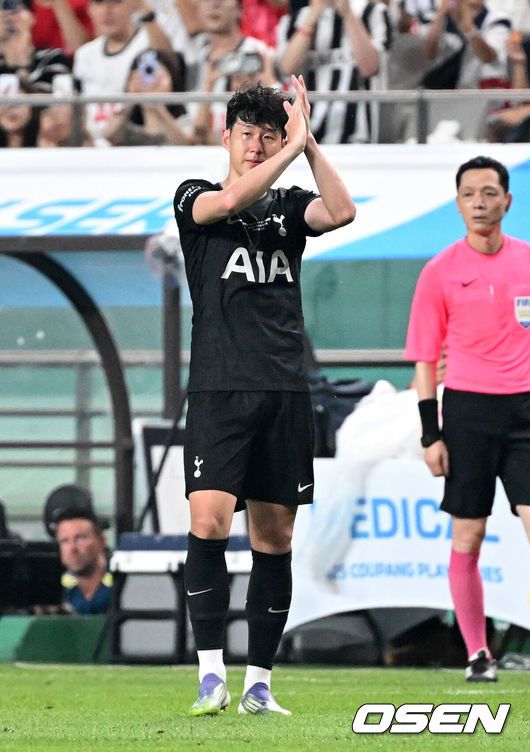 [OSEN=서울월드컵경기장, 이대선 기자] 3일 오후 서울월드컵경기장에서 쿠팡플레이 시리즈 20252경기, 토트넘 홋스퍼 FC와 뉴캐슬 유나이티드 FC의 프리시즌 친선경기가 열렸다.토트넘 손흥민의 고별전이자 양민혁과 뉴캐슬 박승수의 맞대결로 주목받는 이번 경기는 단순한 프리시즌 친선경기가 아닌, 전설의 마지막, 신예의 등장 교차점이라는 특별한 의미가 더해진다.후반 교체된 토트넘 홋스퍼 손흥민이 눈물을 흘리고 있다. 2025.08.03 /sunday@osen.co.kr