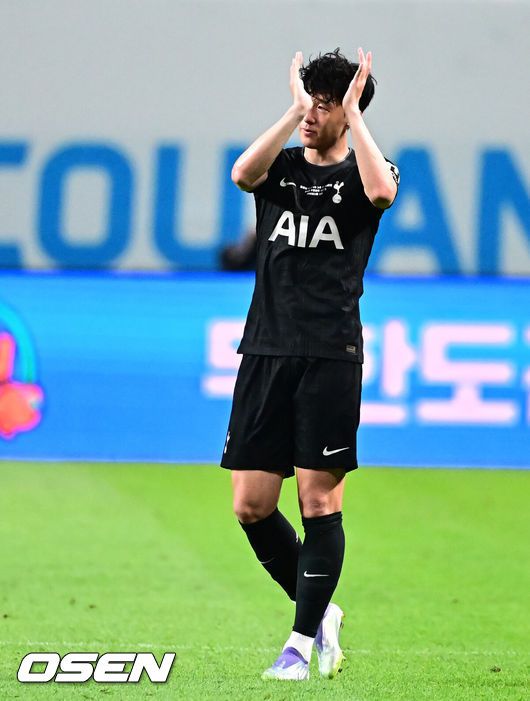 [OSEN=지형준 기자] 손흥민(33, 토트넘)의 토트넘 홋스퍼 커리어가 막을 내렸다. 선발로 출전해 약 65분을 소화한 그는 뜨거운 반응을 이끌어내며 교체아웃됐다. 토트넘은 뉴캐슬 유나이티드를 상대로 무승부를 만들어냈다.토트넘 홋스퍼는3일 오후 8시 서울월드컵경기장에서 열린 쿠팡플레이 시리즈 20252경기 뉴캐슬 유나이티드와 프리시즌 친선경기를 치러 1-1 무승부를 거뒀다.후반 토트넘 손흥민이 교체되며 인사를 하고 있다. 2025.08.03 / jpnews@osen.co.kr