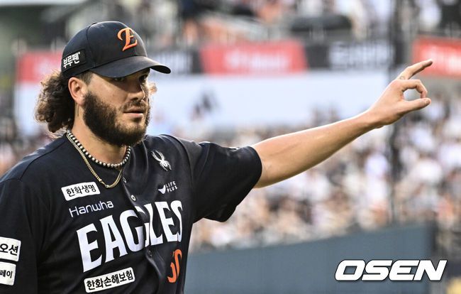 [OSEN=잠실, 조은정 기자]24일 오후 서울 잠실야구장에서 2025 신한 SOL Bank KBO리그 두산 베어스와 한화 이글스의 경기가 열렸다.이날 두산은 최승용, 한화는 폰세를 선발로 내세웠다.4회말 무실점으로 이닝을 마친 한화 폰세가 더그아웃에서 내려오고 있다. 2025.07.24 /cej@osen.co.kr