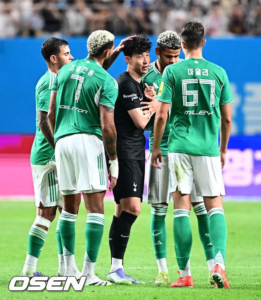 [OSEN=지형준 기자] 손흥민(33, 토트넘)의 토트넘 홋스퍼 커리어가 막을 내렸다. 선발로 출전해 약 65분을 소화한 그는 뜨거운 반응을 이끌어내며 교체아웃됐다. 토트넘은 뉴캐슬 유나이티드를 상대로 무승부를 만들어냈다.토트넘 홋스퍼는3일 오후 8시 서울월드컵경기장에서 열린 쿠팡플레이 시리즈 20252경기 뉴캐슬 유나이티드와 프리시즌 친선경기를 치러 1-1 무승부를 거뒀다.후반 토트넘 손흥민이 교체되며 뉴캐슬 선수들과 인사를 나누고 있다. 2025.08.03 / jpnews@osen.co.kr