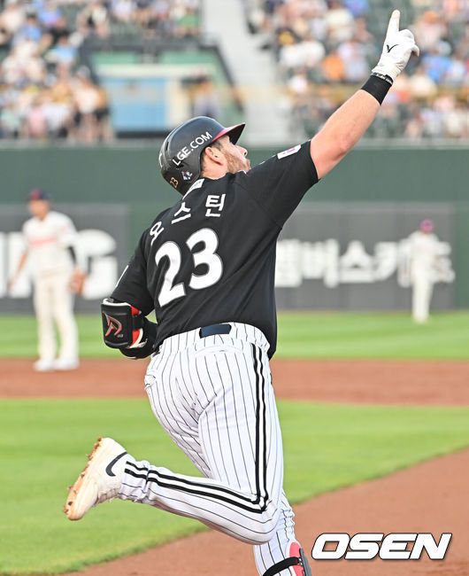 [OSEN=부산, 이석우 기자] 1일 부산 사직야구장에서 2025 신한 SOL 뱅크 KBO 리그 롯데 자이언츠와 LG 트윈스의 경기가 열렸다. 홈팀 롯데는 데이비슨이, 방문팀 LG는 에르난데스가 선발 출전했다.LG 트윈스 오스틴이 3회초 1사 2루 좌월 2점 홈런을 치고 세리머니를 하고 있다. 2025.07.01 / foto0307@osen.co.kr