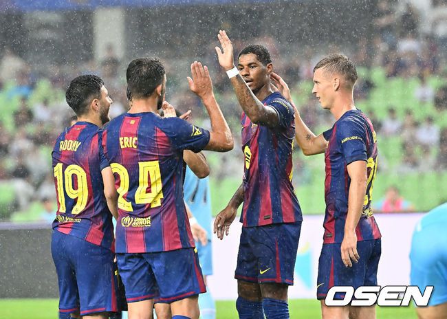[OSEN=대구, 이석우 기자] 4일 대구스타디움에서 대구FC와 FC 바르셀로나의  2025 아시아 투어 에디션 한국 경기가 열렸다.  FC 바르셀로나는지난달 31일 서울월드컵경기장에서 열린 FC 서울과의 맞대결에서 7-3으로 완승을 거뒀다.FC 바르셀로나 마커스 래시포드가 골을 성공시키고 세리머니를 하고 있다. 2025.08.04 / foto0307@osen.co.kr