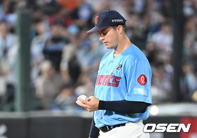 [OSEN=부산, 이석우 기자] 31일 부산 사직야구장에서 2025 신한 SOL 뱅크 KBO 리그 롯데 자이언츠와 NC 다이노스의 경기가 열렸다. 홈팀 롯데는 데이비슨이, 방문팀 NC는 김녹원이 선발 출전했다.롯데 자이언츠 데이비슨이 3회초 2사 2루 NC 다이노스 권희동에게 좌익수 왼쪽 뒤 1타점 2루타 맞고 아쉬워하고 있다. 2025.07.31 / foto0307@osen.co.kr