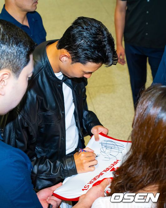 [OSEN=인천공항, 민경훈 기자] 토트넘과 결별을 택한 손흥민이 LAFC 이적을 위해 5일 오후 미국 로스앤젤레스로 출국했다.손흥민은 현지 도착과 동시에 메디컬 테스트와 계약서 서명 그리고 공식 발표까지 이어질 것으로 보인다.손흥민이 출국장으로 향하며 팬들에게 사인을 해주며 인사를 하고 있다. 2025.08.05 / rumi@osen.co.kr