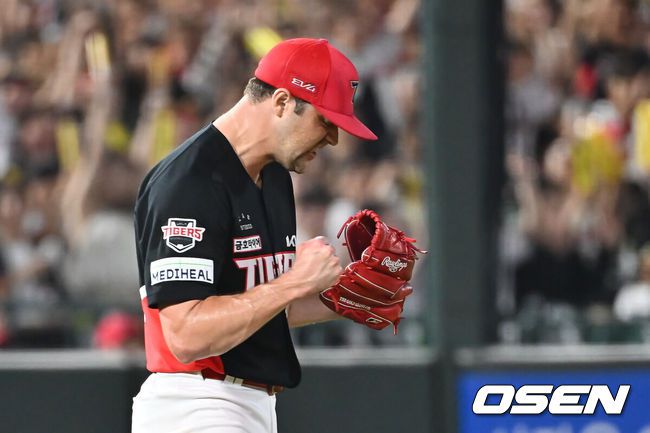 [OSEN=부산, 이석우 기자] 5일 부산 사직야구장에서 2025 신한 SOL 뱅크 KBO 리그 롯데 자이언츠와 KIA 타이거즈의 경기가 열렸다. 홈팀 롯데는 감보아가, 방문팀 KIA는 네일이 선발 출전했다.KIA 타이거즈 네일이 6회말 무사 1,2루 롯데 자이언츠 레이예스를 투수 병살로 잡고 환호하고 있다. 2025.08.05 / foto0307@osen.co.kr