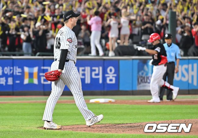 [OSEN=부산, 이석우 기자] 25일 부산 사직야구장에서 2025 신한 SOL 뱅크 KBO 리그 롯데 자이언츠와 KIA 타이거즈의 경기가 열렸다. 홈팀 롯데는 데이비슨이, 방문팀 KIA는 김건국이 선발 출전했다.롯데 자이언츠 데이비슨이 5회초 2사 1루 KIA 타이거즈 오선우에게 중월 동점 2점 홈런을 맞고 아쉬워하고 있다. 2025.07.25 / foto0307@osen.co.kr