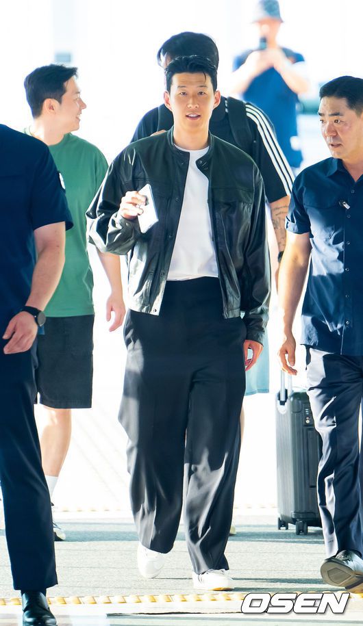 [OSEN=인천공항, 민경훈 기자] 토트넘과 결별을 택한 손흥민이 LAFC 이적을 위해 5일 오후 미국 로스앤젤레스로 출국했다.손흥민은 현지 도착과 동시에 메디컬 테스트와 계약서 서명 그리고 공식 발표까지 이어질 것으로 보인다.손흥민이 출국장으로 향하며 팬들에게 인사를 하고 있다. 2025.08.05 / rumi@osen.co.kr