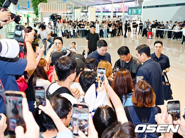 [OSEN=인천공항, 민경훈 기자] 토트넘과 결별을 택한 손흥민이 LAFC 이적을 위해 5일 오후 미국 로스앤젤레스로 출국했다.손흥민은 현지 도착과 동시에 메디컬 테스트와 계약서 서명 그리고 공식 발표까지 이어질 것으로 보인다.손흥민이 출국장으로 향하며 팬들에게 사인을 해주며 인사를 하고 있다. 2025.08.05 / rumi@osen.co.kr