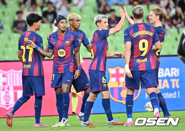 [OSEN=대구, 이석우 기자] 4일 대구스타디움에서 대구FC와 FC 바르셀로나의  2025 아시아 투어 에디션 한국 경기가 열렸다.  FC 바르셀로나는지난달 31일 서울월드컵경기장에서 열린 FC 서울과의 맞대결에서 7-3으로 완승을 거뒀다.FC 바르셀로나 가비가 전반 선제골을 성공시키고 라민 야말과 세리머니를 하고 있다. 2025.08.04 / foto0307@osen.co.kr