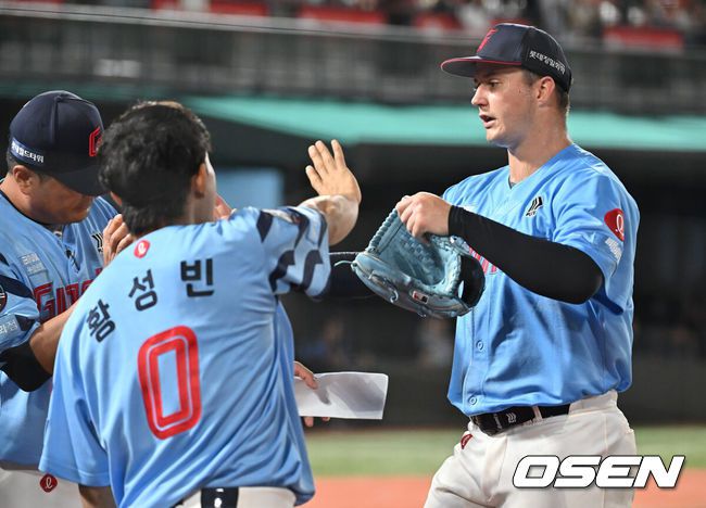 [OSEN=부산, 이석우 기자] 31일 부산 사직야구장에서 2025 신한 SOL 뱅크 KBO 리그 롯데 자이언츠와 NC 다이노스의 경기가 열렸다. 홈팀 롯데는 데이비슨이, 방문팀 NC는 김녹원이 선발 출전했다.롯데 자이언츠 선발 투수 데이비슨이 5회초 2실점하고 이닝 교체를 하고 있다. 2025.07.31 / foto0307@osen.co.kr