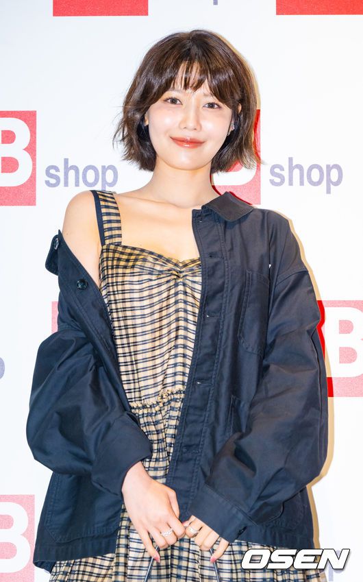 [OSEN=박준형 기자] 22일 오후 서울 한남동 비샵 한남 플래그십 스토어에서 팝업스토어 오픈 행사가 진행됐다.이날 행사에는 배우 이동욱과 최수영, 트와이스 다현이 참석했다.배우 최수영이 포즈를 취하고 있다.    2025.05.22 /  soul1014@osen.co.kr