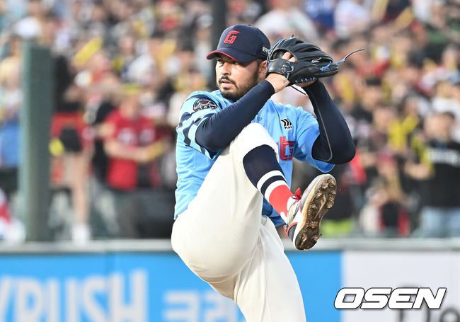 [OSEN=부산, 이석우 기자] 5일 부산 사직야구장에서 2025 신한 SOL 뱅크 KBO 리그 롯데 자이언츠와 KIA 타이거즈의 경기가 열렸다. 홈팀 롯데는 감보아가, 방문팀 KIA는 네일이 선발 출전했다.롯데 자이언츠 선발 투수 감보아가 역투하고 있다. 2025.08.05 / foto0307@osen.co.kr