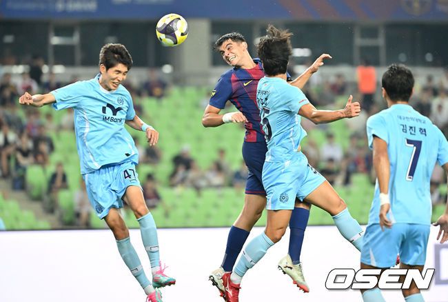 [OSEN=대구, 이석우 기자] 4일 대구스타디움에서 대구FC와 FC 바르셀로나의  2025 아시아 투어 에디션 한국 경기가 열렸다.  FC 바르셀로나는지난달 31일 서울월드컵경기장에서 열린 FC 서울과의 맞대결에서 7-3으로 완승을 거뒀다.FC 바르셀로나 제라드 마르틴이 헤드슛을 시도하고 있다. 2025.08.04 / foto0307@osen.co.kr