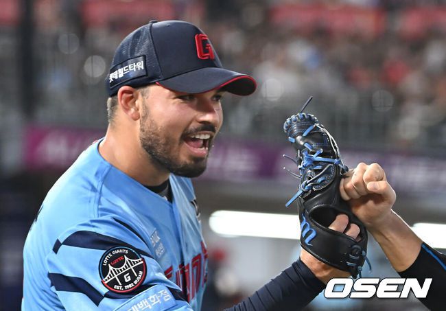 [OSEN=부산, 이석우 기자] 5일 부산 사직야구장에서 2025 신한 SOL 뱅크 KBO 리그 롯데 자이언츠와 KIA 타이거즈의 경기가 열렸다. 홈팀 롯데는 감보아가, 방문팀 KIA는 네일이 선발 출전했다.롯데 자이언츠 선발 투수 감보아가 4회초 1사 1,3루 KIA 타이거즈 위즈덤을 2루수 땅볼 병살로 잡고 박승욱과 하이파이브를 하고 있다. 2025.08.05 / foto0307@osen.co.kr