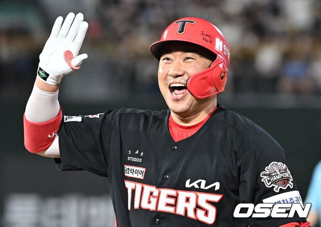 [OSEN=부산, 이석우 기자] 5일 부산 사직야구장에서 2025 신한 SOL 뱅크 KBO 리그 롯데 자이언츠와 KIA 타이거즈의 경기가 열렸다. 홈팀 롯데는 감보아가, 방문팀 KIA는 네일이 선발 출전했다.KIA 타이거즈 김태군이 7회초 무사 만루 중견수 앞 2타점 안타를 치고 하이파이브를 하고 있다. 2025.08.05 / foto0307@osen.co.kr