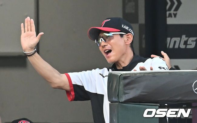 [OSEN=부산, 이석우 기자] 1일 부산 사직야구장에서 2025 신한 SOL 뱅크 KBO 리그 롯데 자이언츠와 LG 트윈스의 경기가 열렸다. 홈팀 롯데는 데이비슨이, 방문팀 LG는 에르난데스가 선발 출전했다.LG 트윈스 염경엽 감독이 3회초 1사 2루 좌월 2점 홈런을 친 오스틴과 하이파이브를 하고 있다. 2025.07.01 / foto0307@osen.co.kr