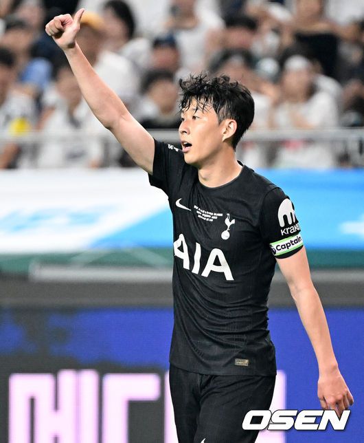 [OSEN=서울월드컵경기장, 이대선 기자] 3일 오후 서울월드컵경기장에서 쿠팡플레이 시리즈 20252경기, 토트넘 홋스퍼 FC와 뉴캐슬 유나이티드 FC의 프리시즌 친선경기가 열렸다.토트넘 손흥민의 고별전이자 양민혁과 뉴캐슬 박승수의 맞대결로 주목받는 이번 경기는 단순한 프리시즌 친선경기가 아닌, 전설의 마지막, 신예의 등장 교차점이라는 특별한 의미가 더해진다.전반 토트넘 홋스퍼 손흥민이 동료들을 향해 엄지를 들어 올리고 있다. 2025.08.03 /sunday@osen.co.kr