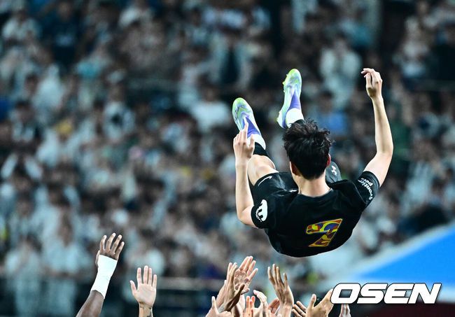 [OSEN=지형준 기자] 손흥민(33, 토트넘)의 토트넘 홋스퍼 커리어가 막을 내렸다. 선발로 출전해 약 65분을 소화한 그는 뜨거운 반응을 이끌어내며 교체아웃됐다. 토트넘은 뉴캐슬 유나이티드를 상대로 무승부를 만들어냈다.토트넘 홋스퍼는3일 오후 8시 서울월드컵경기장에서 열린 쿠팡플레이 시리즈 20252경기 뉴캐슬 유나이티드와 프리시즌 친선경기를 치러 1-1 무승부를 거뒀다.토트넘 손흥민이 동료선수들에게 헹가래를 받고 있다. 2025.08.03 / jpnews@osen.co.kr