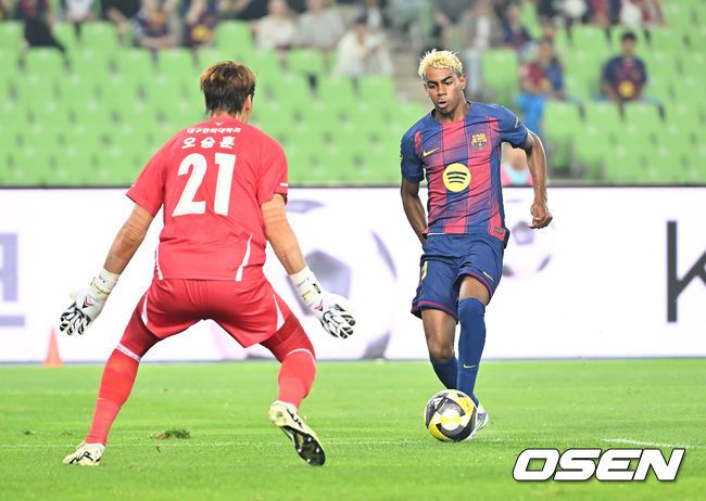 [OSEN=대구, 이석우 기자] 4일 대구스타디움에서 대구FC와 FC 바르셀로나의  2025 아시아 투어 에디션 한국 경기가 열렸다.  FC 바르셀로나는지난달 31일 서울월드컵경기장에서 열린 FC 서울과의 맞대결에서 7-3으로 완승을 거뒀다.FC 바르셀로나 라민 야말이 슛을 시도하고 있다. 2025.08.04 / foto0307@osen.co.kr