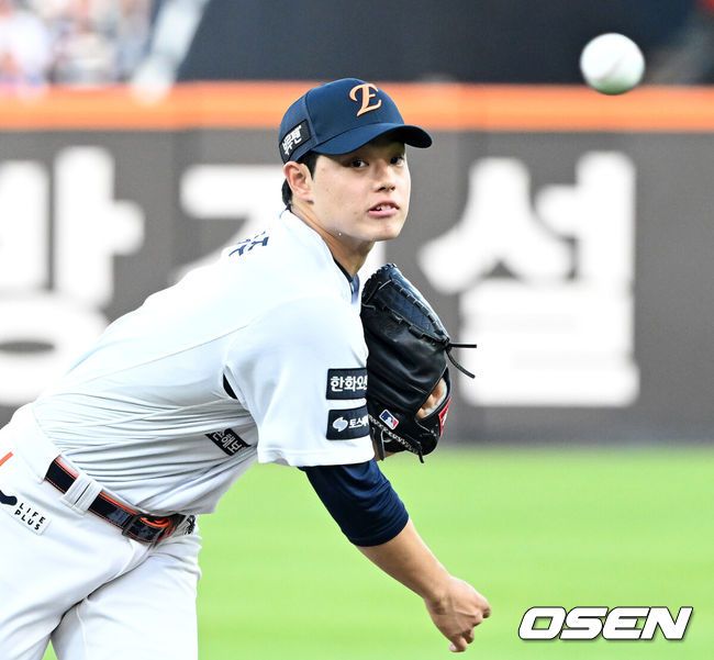 [OSEN=대전, 이대선 기자] 8일 오후 대전 한화생명볼파크에서 2025 신한 SOL Bank KBO리그 한화 이글스와 KIA 타이거즈의 경기가 열렸다.한화는 문동주, KIA는 윤영철을 선발로 내세웠다.1회초 무사에서 한화 선발투수 문동주가 역투하고 있다. 2025.07.08 /sunday@osen.co.kr