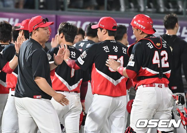 [OSEN=부산, 이석우 기자] 5일 부산 사직야구장에서 2025 신한 SOL 뱅크 KBO 리그 롯데 자이언츠와 KIA 타이거즈의 경기가 열렸다. 홈팀 롯데는 감보아가, 방문팀 KIA는 네일이 선발 출전했다.KIA 타이거즈 이범호 감독이 롯데 자이언츠에 2-0으로 승리한 후 김태군과 하이파이브를 하고 있다. 2025.08.05 / foto0307@osen.co.kr