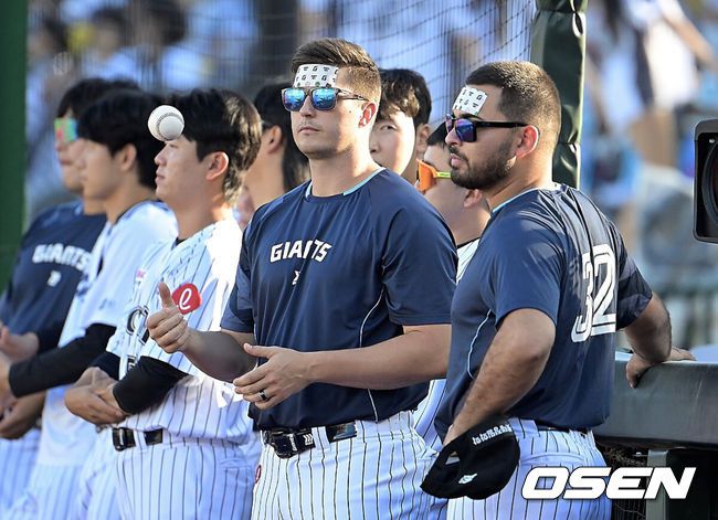 [OSEN=부산, 이석우 기자] 27일 부산 사직야구장에서 2025 신한 SOL 뱅크 KBO 리그 롯데 자이언츠와 KIA 타이거즈의 경기가 열렸다. 홈팀 롯데는 나균안이, 방문팀 KIA는 네일이 선발 출전했다.롯데 자이언츠 데이비슨과 감보아가 이마에 아이스 시트를 붙이고 더위를 식히고 있다. 2025.07.27 / foto0307@osen.co.kr