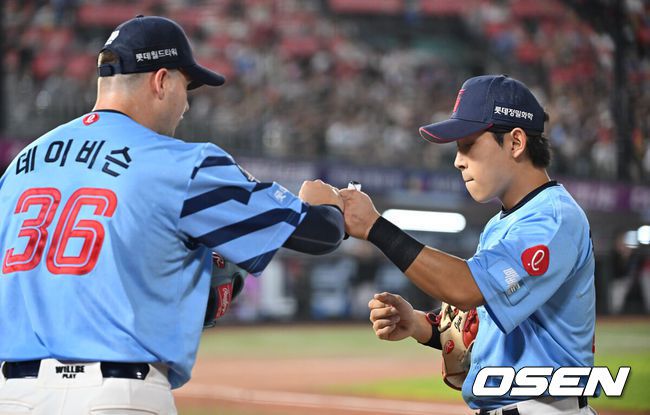 [OSEN=부산, 이석우 기자] 6일 부산 사직야구장에서 2025 신한 SOL 뱅크 KBO 리그 롯데 자이언츠와 KIA 타이거즈의 경기가 열렸다. 홈팀 롯데는 데이비슨이, 방문팀 KIA는 올러가 선발 출전했다.롯데 자이언츠 황성빈이 4회초 2사 1,2루 KIA 타이거즈 김태군의 타구를 몸을 날려 잡고 데이비슨과 하이파이브를 하고 있다. 2025.08.06 / foto0307@osen.co.kr