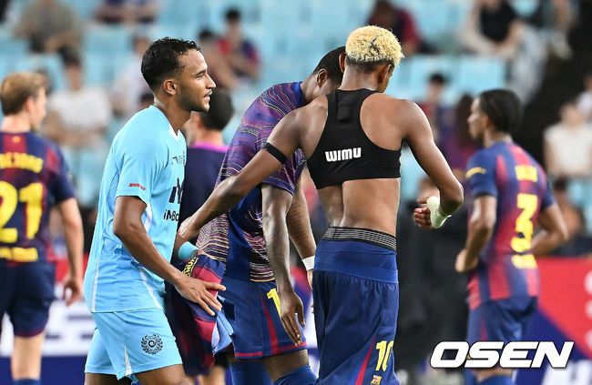 [OSEN=대구, 이석우 기자] 4일 대구스타디움에서 대구FC와 FC 바르셀로나의  2025 아시아 투어 에디션 한국 경기가 열렸다.  FC 바르셀로나는지난달 31일 서울월드컵경기장에서 열린 FC 서울과의 맞대결에서 7-3으로 완승을 거뒀다.FC 바르셀로나 라민 야말이 유니폼을 벗어 주고 있다. 2025.08.04 / foto0307@osen.co.kr
