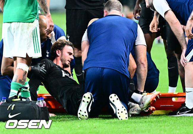 [OSEN=지형준 기자] 3일 오후 서울월드컵경기장에서 쿠팡플레이 시리즈 20252경기, 토트넘 홋스퍼 FC와 뉴캐슬 유나이티드 FC의 프리시즌 친선경기가 열렸다.토트넘 손흥민의 고별전이자 양민혁과 뉴캐슬 박승수의 맞대결로 주목받는 이번 경기는 단순한 프리시즌 친선경기가 아닌, 전설의 마지막, 신예의 등장 교차점이라는 특별한 의미가 더해진다.후반 토트넘 매디슨이 부상을 교체되고 있다. 2025.08.03 / jpnews@osen.co.kr