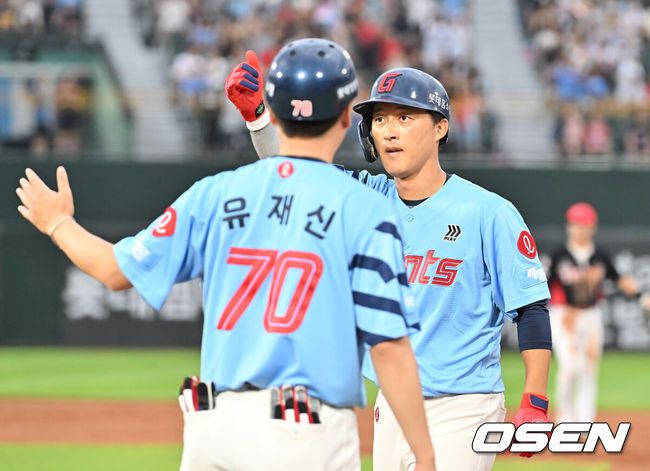 [OSEN=부산, 이석우 기자] 6일 부산 사직야구장에서 2025 신한 SOL 뱅크 KBO 리그 롯데 자이언츠와 KIA 타이거즈의 경기가 열렸다. 홈팀 롯데는 데이비슨이, 방문팀 KIA는 올러가 선발 출전했다.롯데 자이언츠 노진혁이 2회말 무사 1,2루 중견수 오른쪽 동점 1타점 안타를 치고 세리머니를 하고 있다. 2025.08.06 / foto0307@osen.co.kr